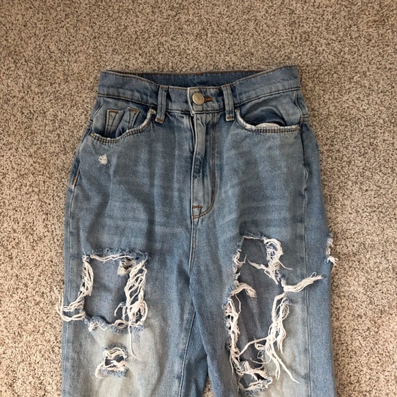 BDG High-Rise Mom Jean Destroyed Light Wash - Picture 4 of 7